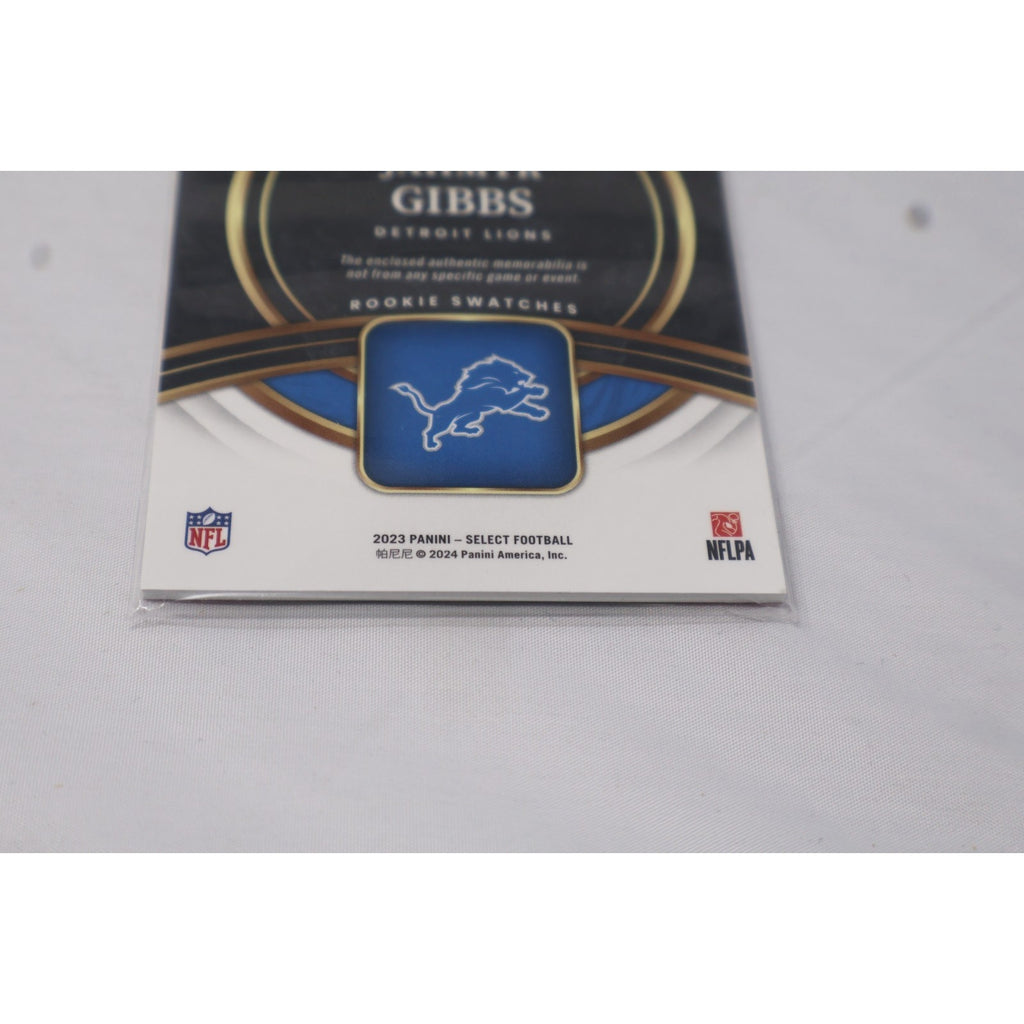 2023 Panini Select - Rookie Swatches Jahmyr Gibbs #RSW-JGI Red Prizm RC Mint